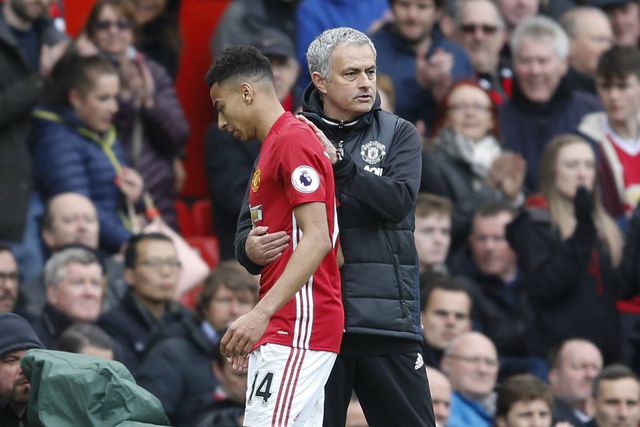 José Mourinho a abraçar Jesse Lingard no Manchester United