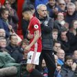 José Mourinho a abraçar Jesse Lingard no Manchester United