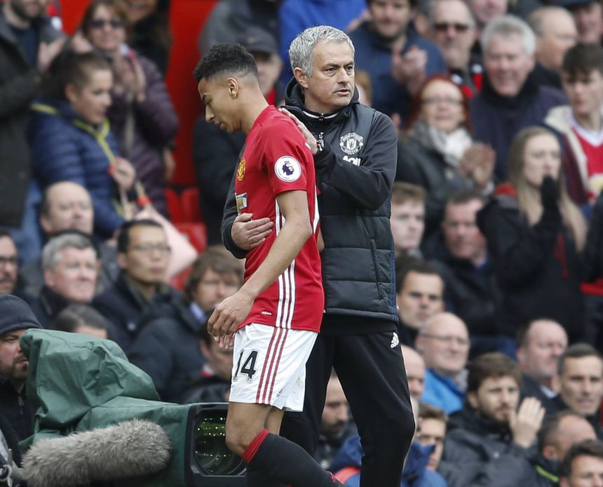 José Mourinho a abraçar Jesse Lingard no Manchester United