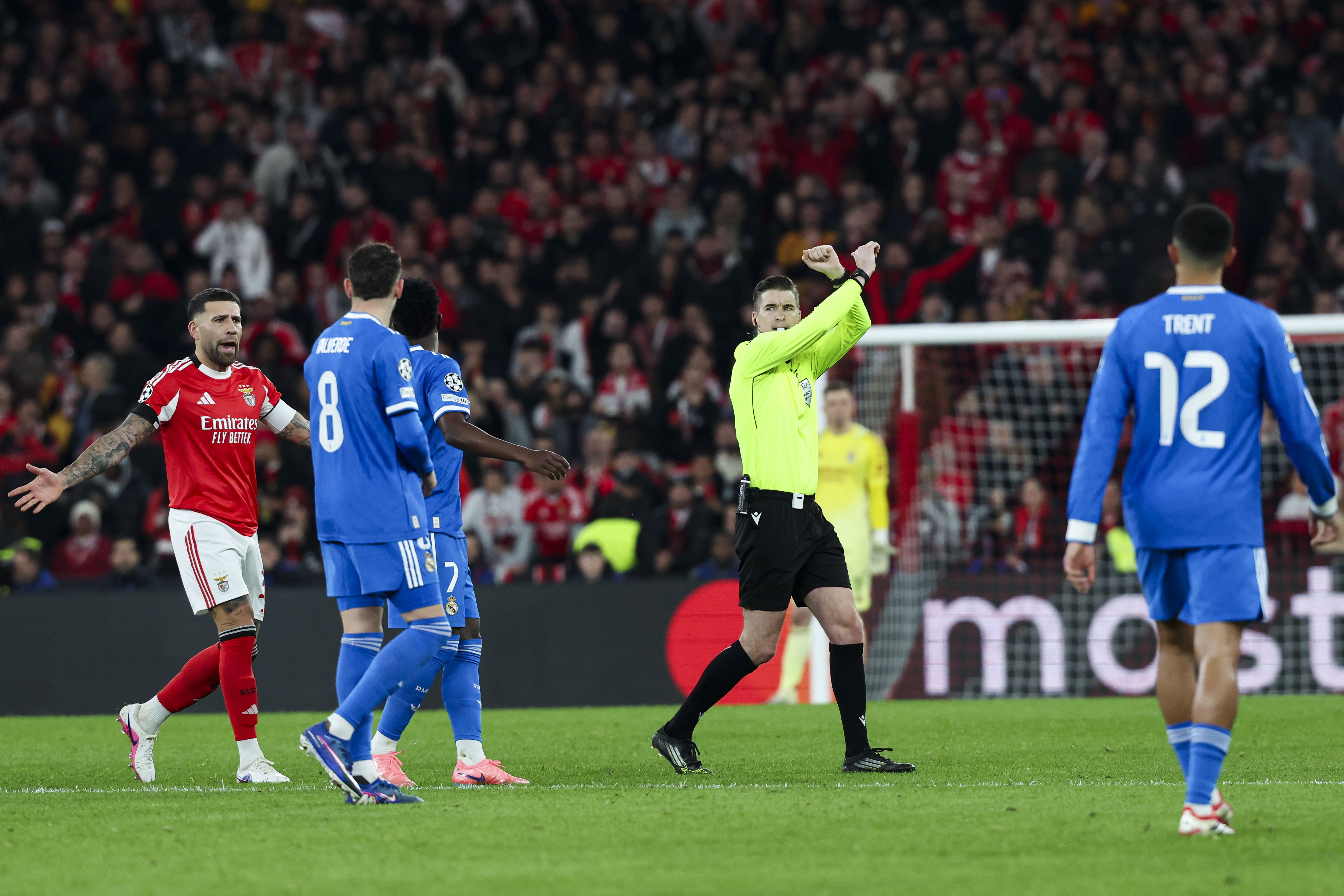 O momento em que François Letexier assinala que o jogo é interrompido devido a queixa de insultos racistas - Foto: José Sena Goulão/LUSA