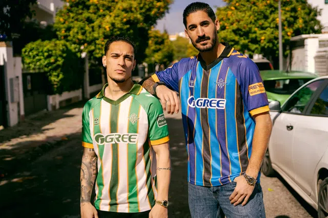 Antony mostra nova camisola do Betis (Foto: Betis)