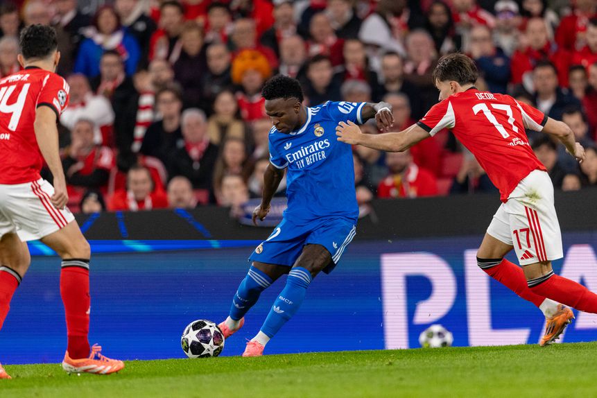 Momento do remate de Vinícius para o único golo do jogo — Foto: IMAGO