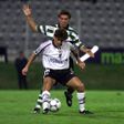 Pedro Mendes protege a bola de Sá Pinto, no duelo entre Vitória e Sporting, a 26 de agosto de 2000 - FOTO: ASF