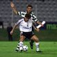 Pedro Mendes protege a bola de Sá Pinto, no duelo entre Vitória e Sporting, a 26 de agosto de 2000 - FOTO: ASF