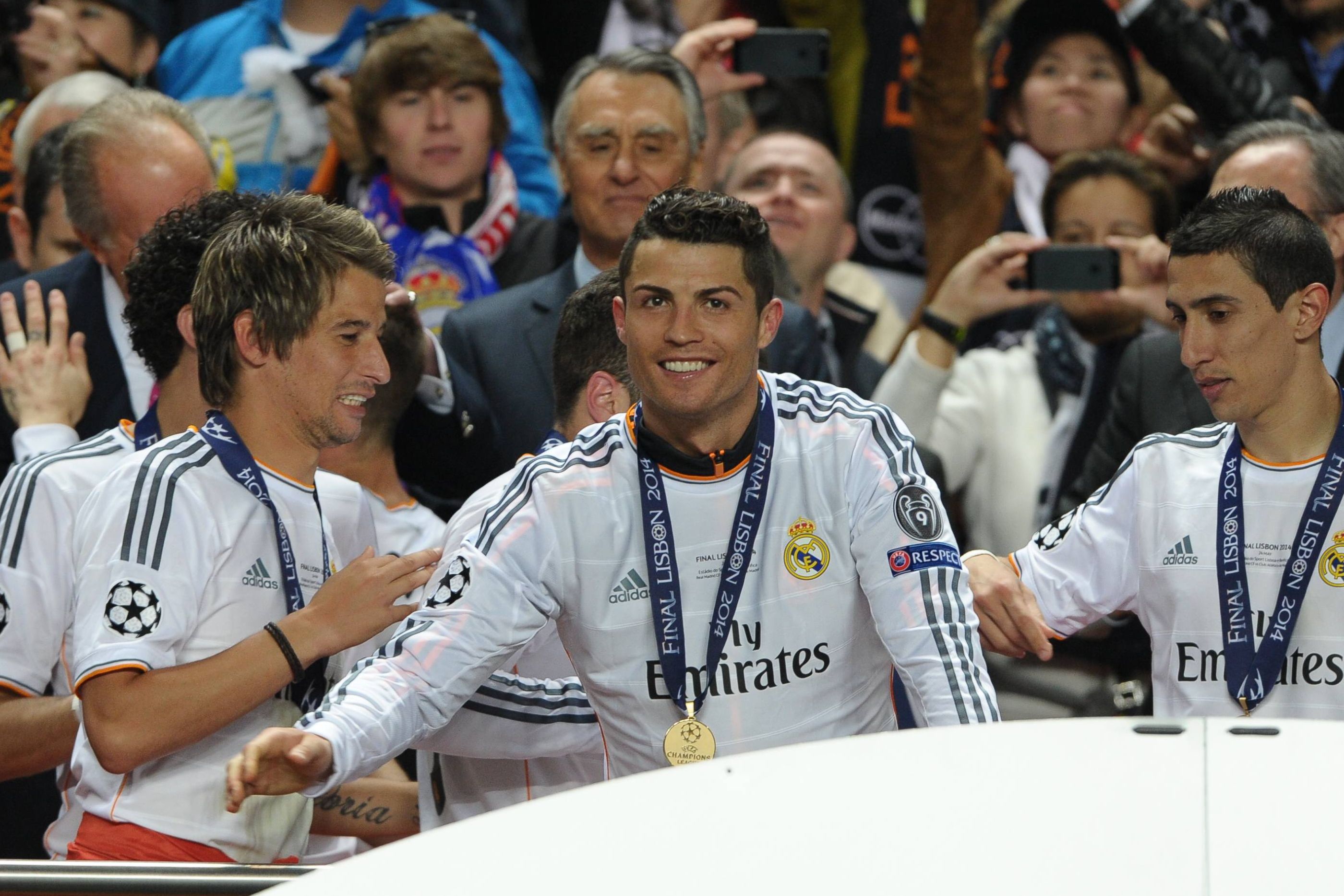 Cristiano Ronaldo a celebrar a conquista da Champions na Luz pelo Real Madrid