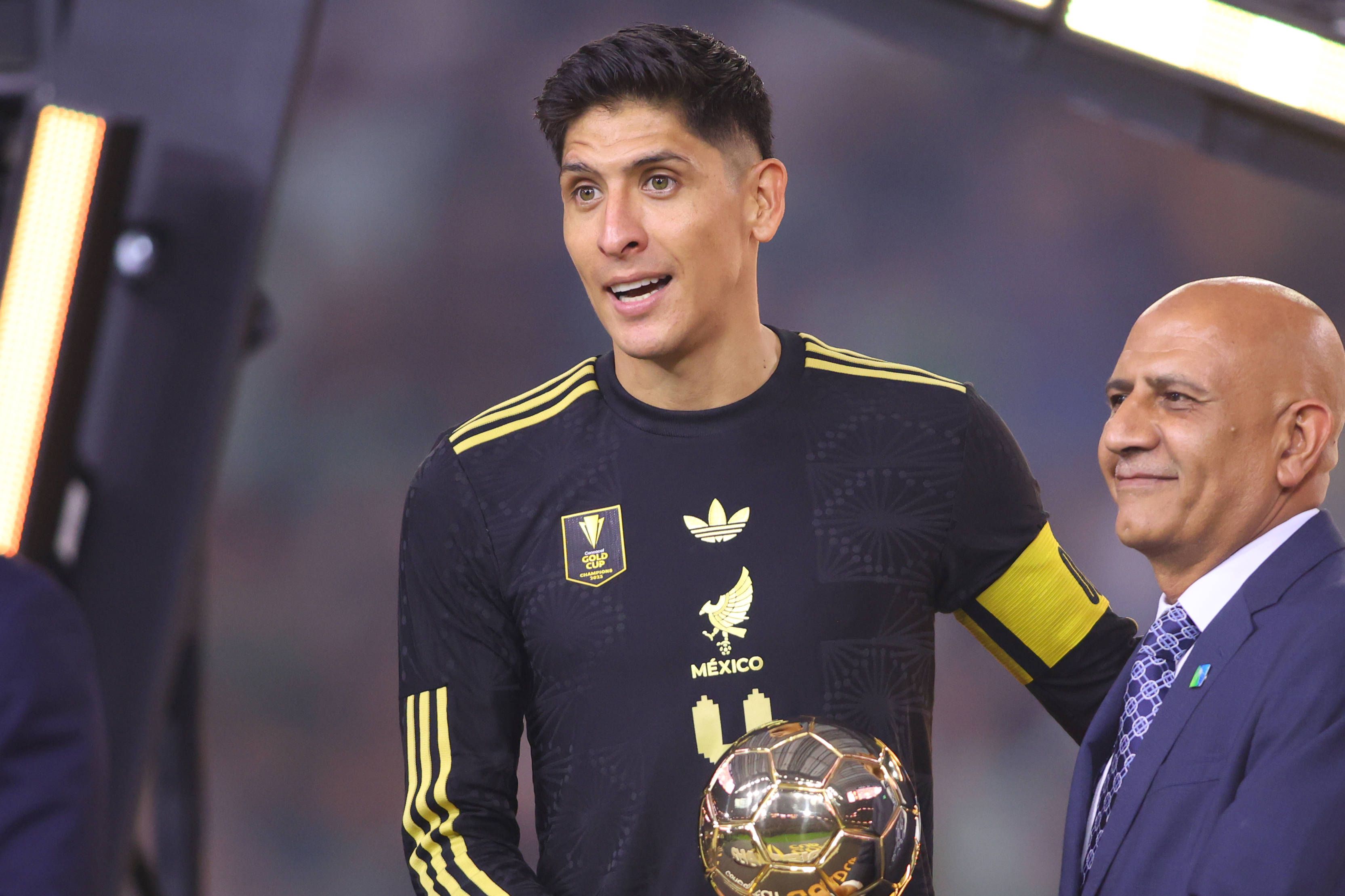 Edson Álvarez foi premiado com o troféu de melhor jogador da CONCACAF 2025