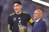 Edson Álvarez foi premiado com o troféu de melhor jogador da CONCACAF 2025