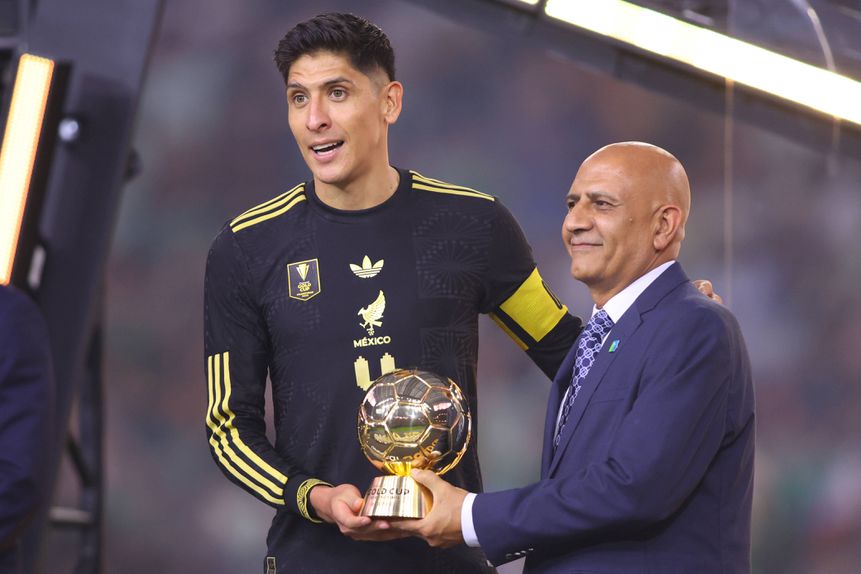 Edson Álvarez foi premiado com o troféu de melhor jogador da CONCACAF 2025