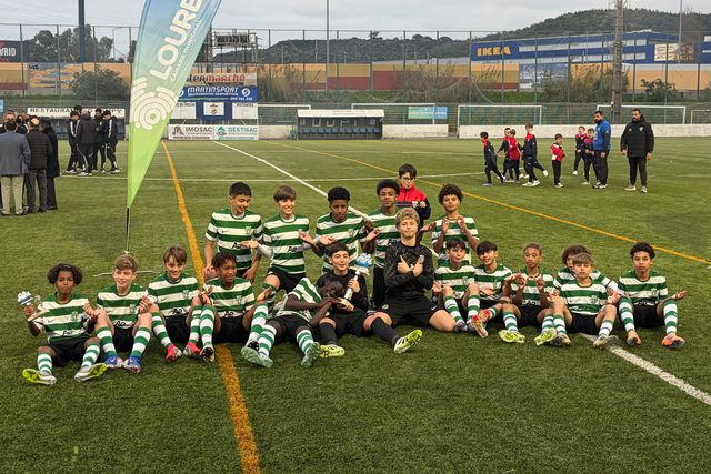 Leõzinhos celebram conquistam de torneio em Ponte de Frielas (Foto Sporting CP)