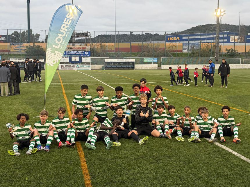 Leõzinhos celebram conquistam de torneio em Ponte de Frielas (Foto Sporting CP)