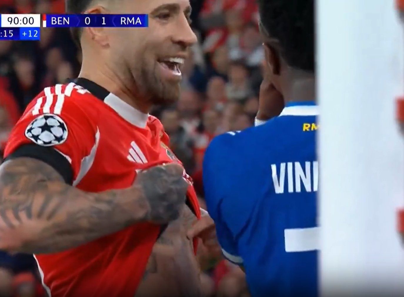 Otamendi mostrou a Vini Jr. a tatuagem com o troféu do Mundial