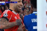 Otamendi mostrou a Vini Jr. a tatuagem com o troféu do Mundial