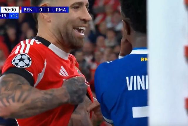 Otamendi mostrou a Vini Jr. a tatuagem com o troféu do Mundial