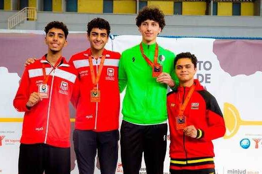 António Pedro, à direita, é um jovem talento angolano na esgrima