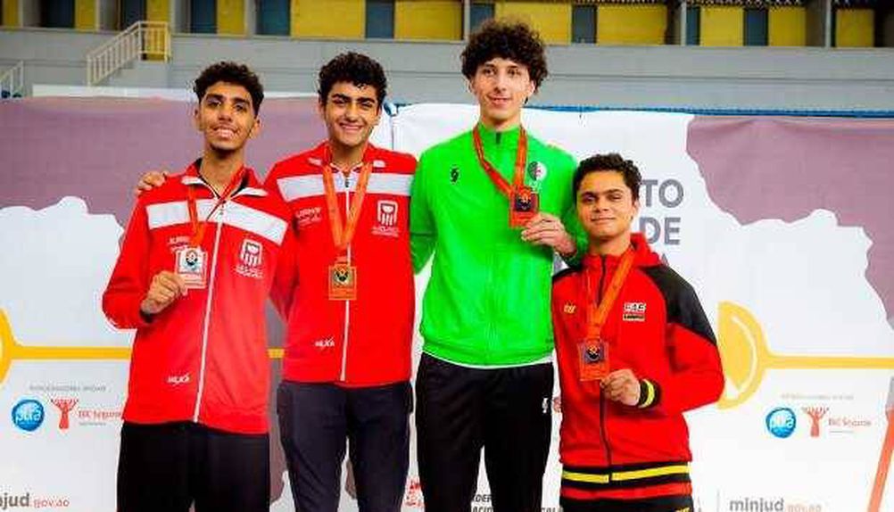 António Pedro, à direita, é um jovem talento angolano na esgrima