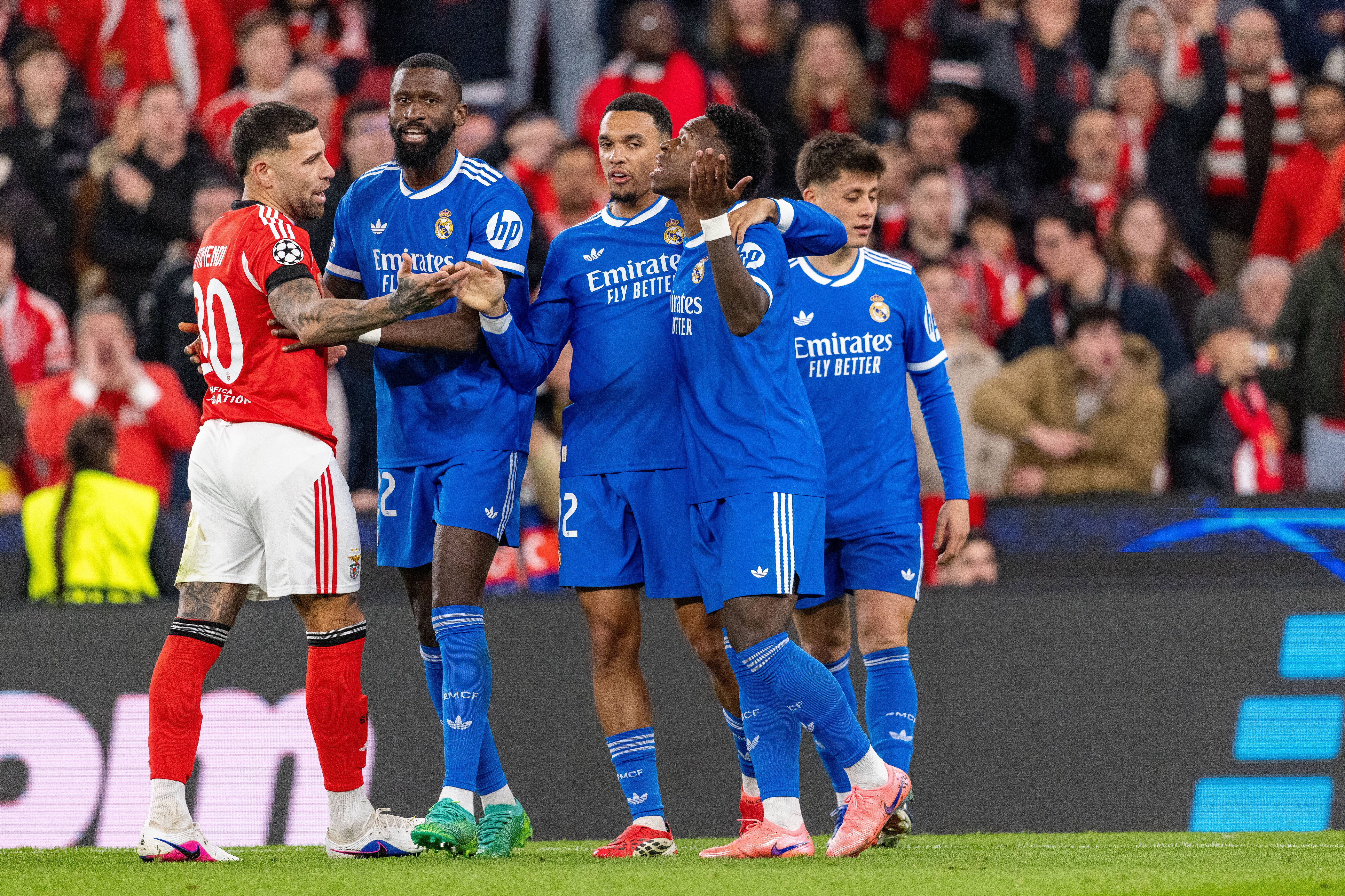 Vini com Otamendi após marcar o golo e celebrar efusivamente, dançando ao pé da bandeirola de canto (IMAGO)