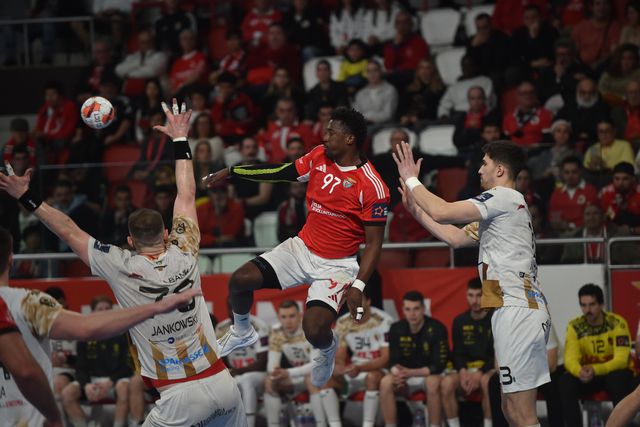 Benfica regressa à Europa a vencer