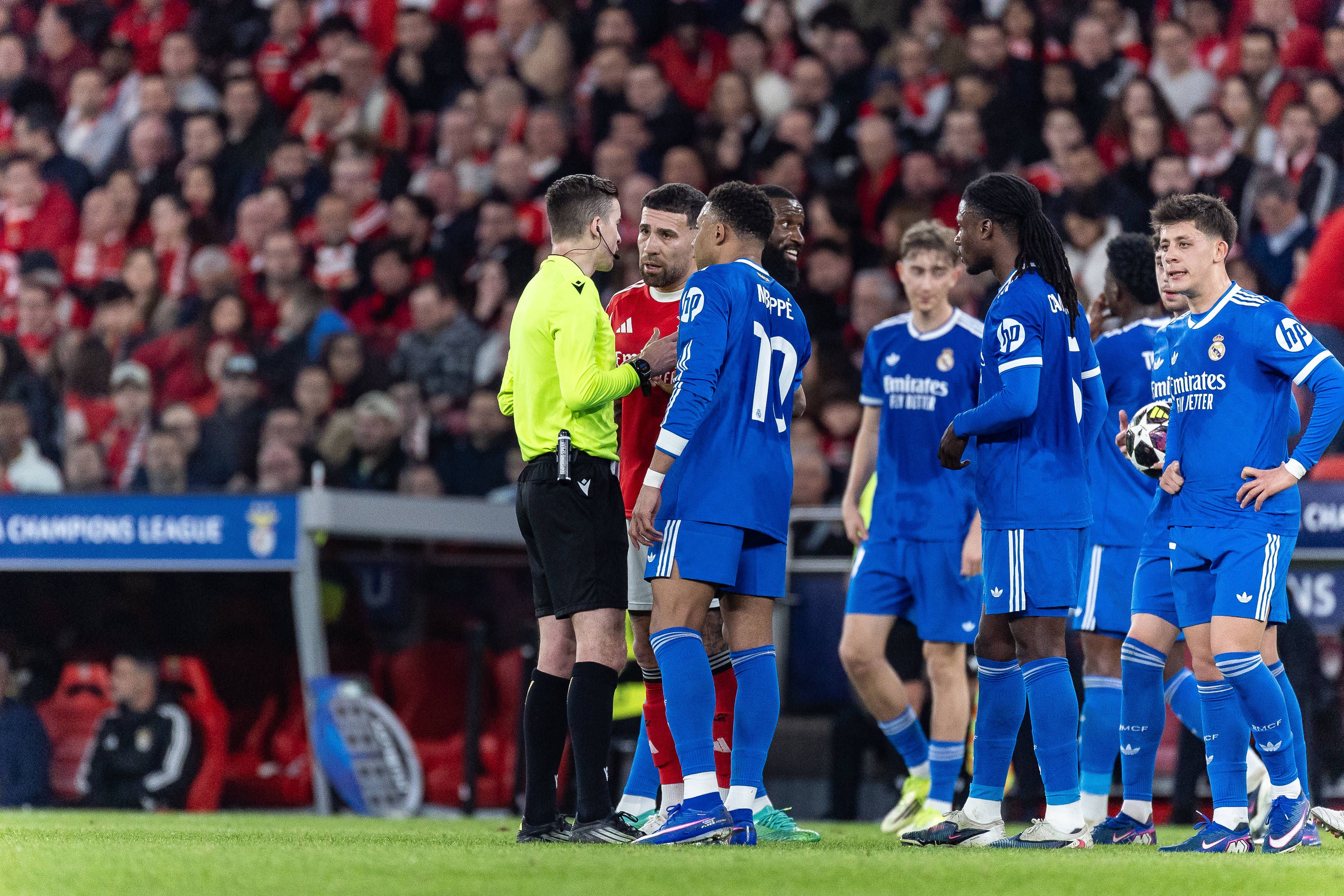 Mbappé e Otamendi conversam com François Letexier (IMAGO)