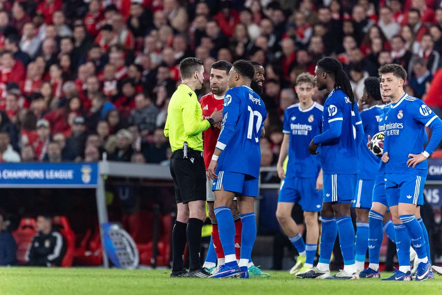 Mbappé e Otamendi conversam com François Letexier (IMAGO)