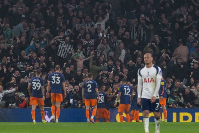 Adeptos do Newcastle celebram golo frente ao Tottenham