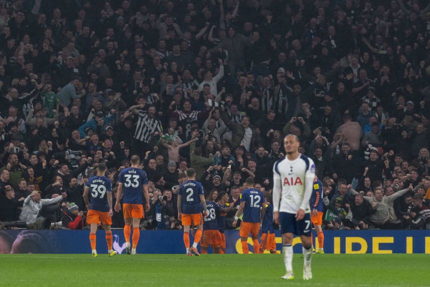 Adeptos do Newcastle celebram golo frente ao Tottenham