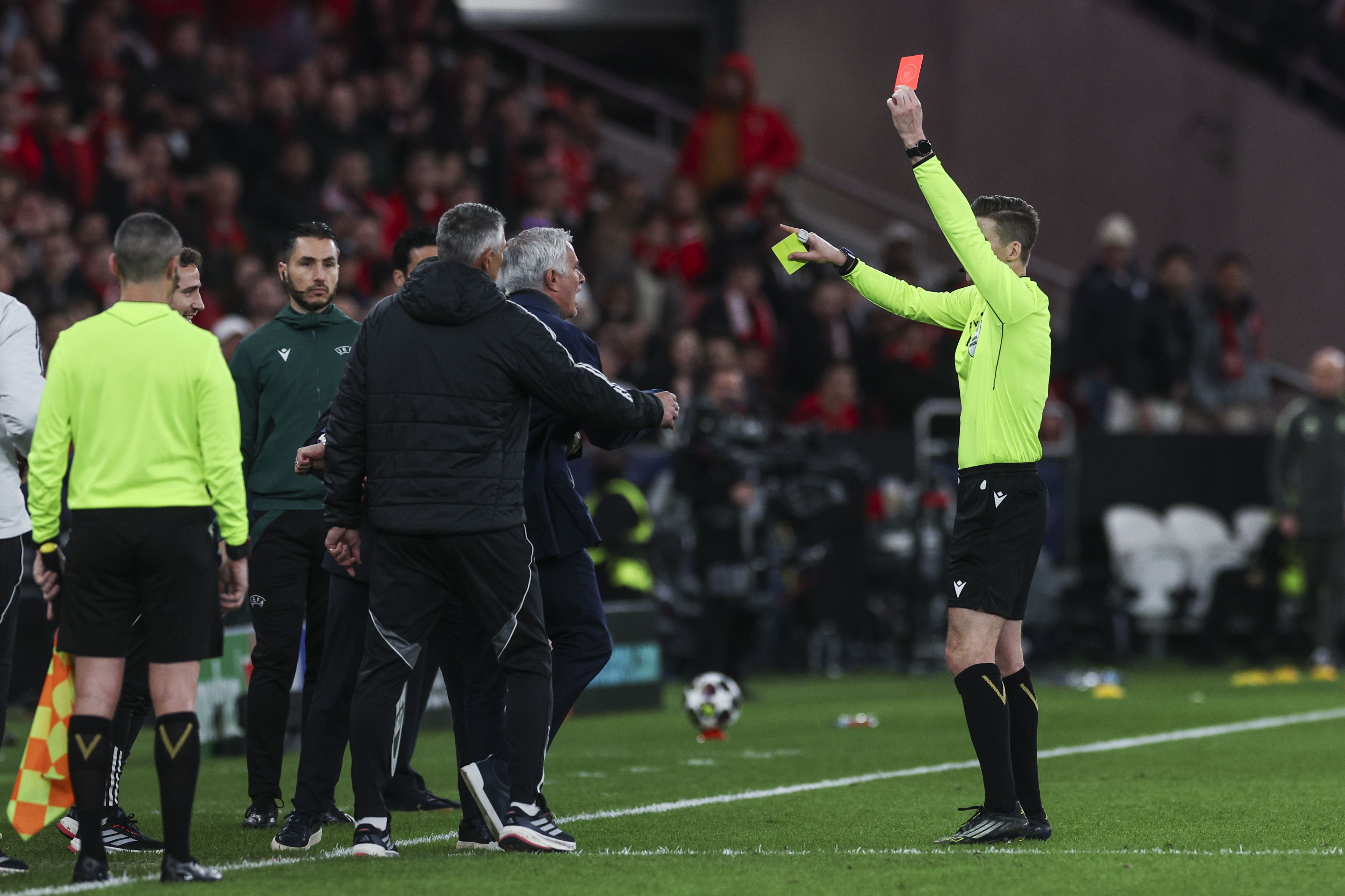 Mourinho viu dois amarelos em rápida sucessão e foi expulso - Foto: Miguel A. Lopes/LUSA