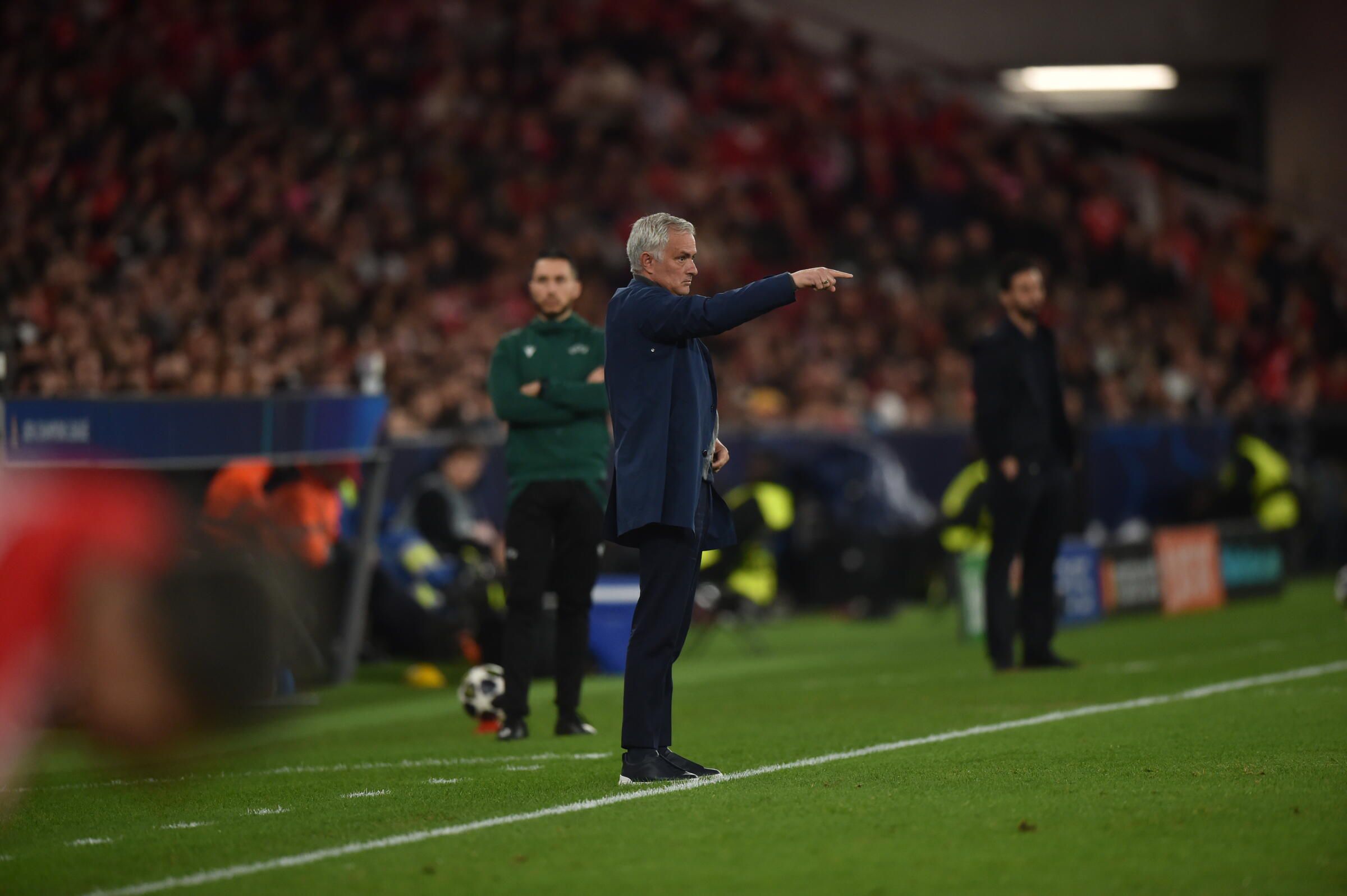 José Mourinho dá indicações à equipa - Foto: Miguel Nunes