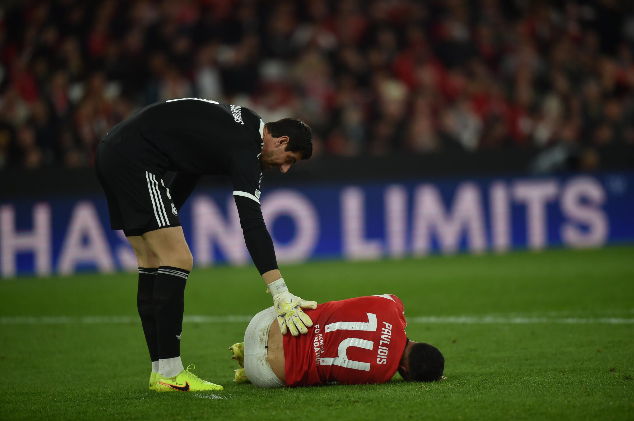 Pavlidis ficou muito queixoso em duelo com Rudiger - Foto: Miguel Nunes