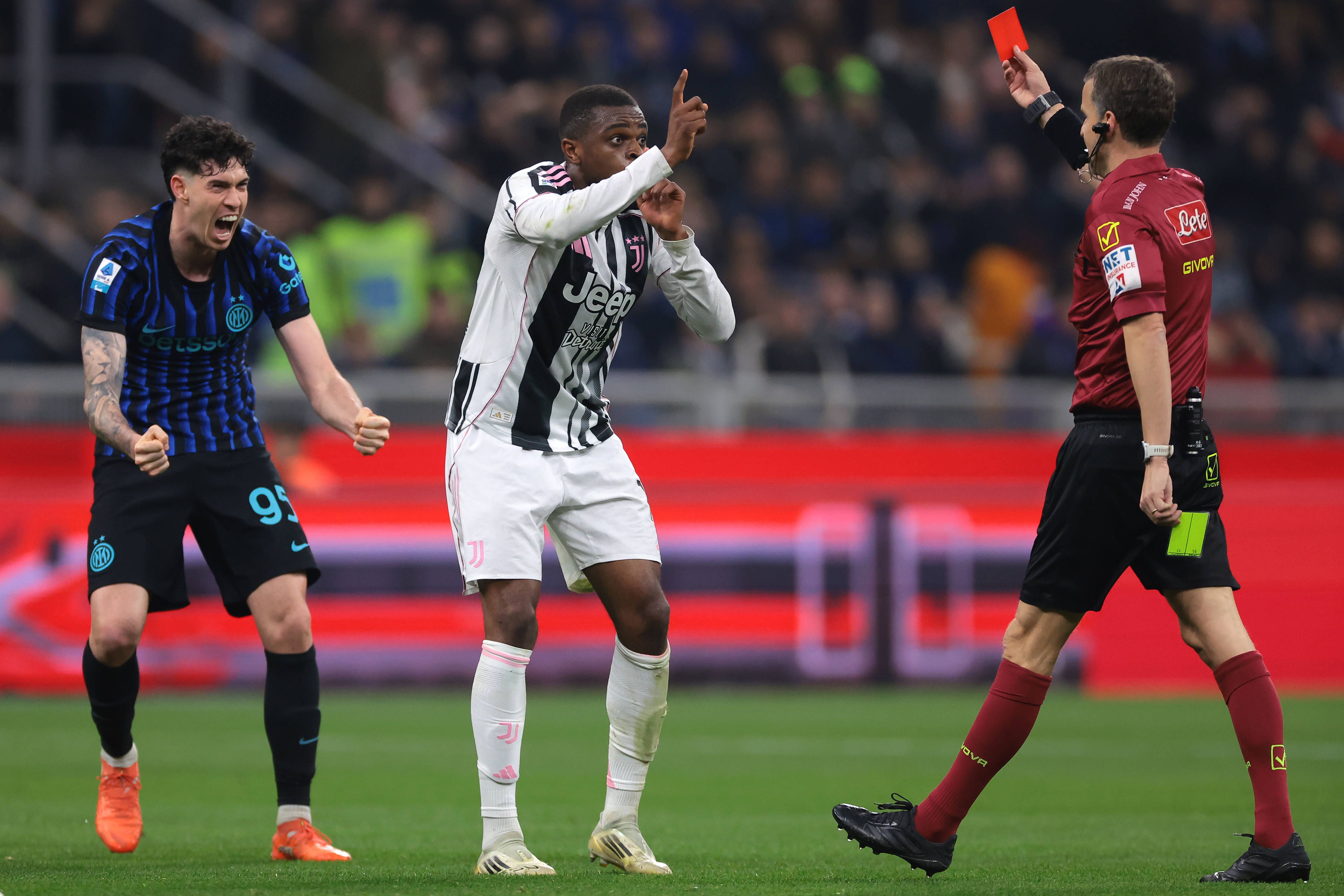 Alessandro Bastoni celebrou a expulsão errada de Kalulu no Inter-Juventus