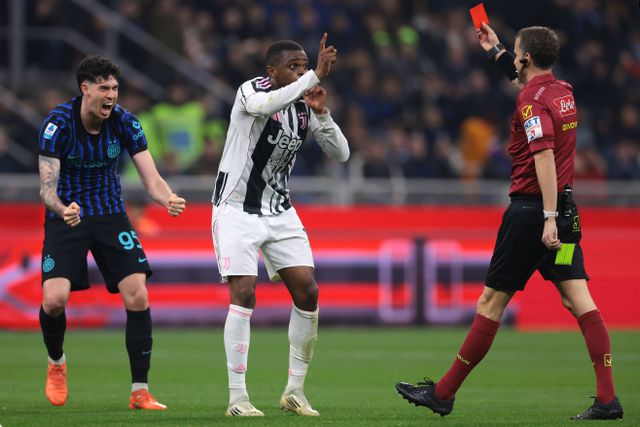 Alessandro Bastoni celebrou a expulsão errada de Kalulu no Inter-Juventus