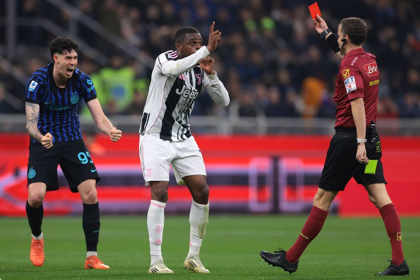 Alessandro Bastoni celebrou a expulsão errada de Kalulu no Inter-Juventus