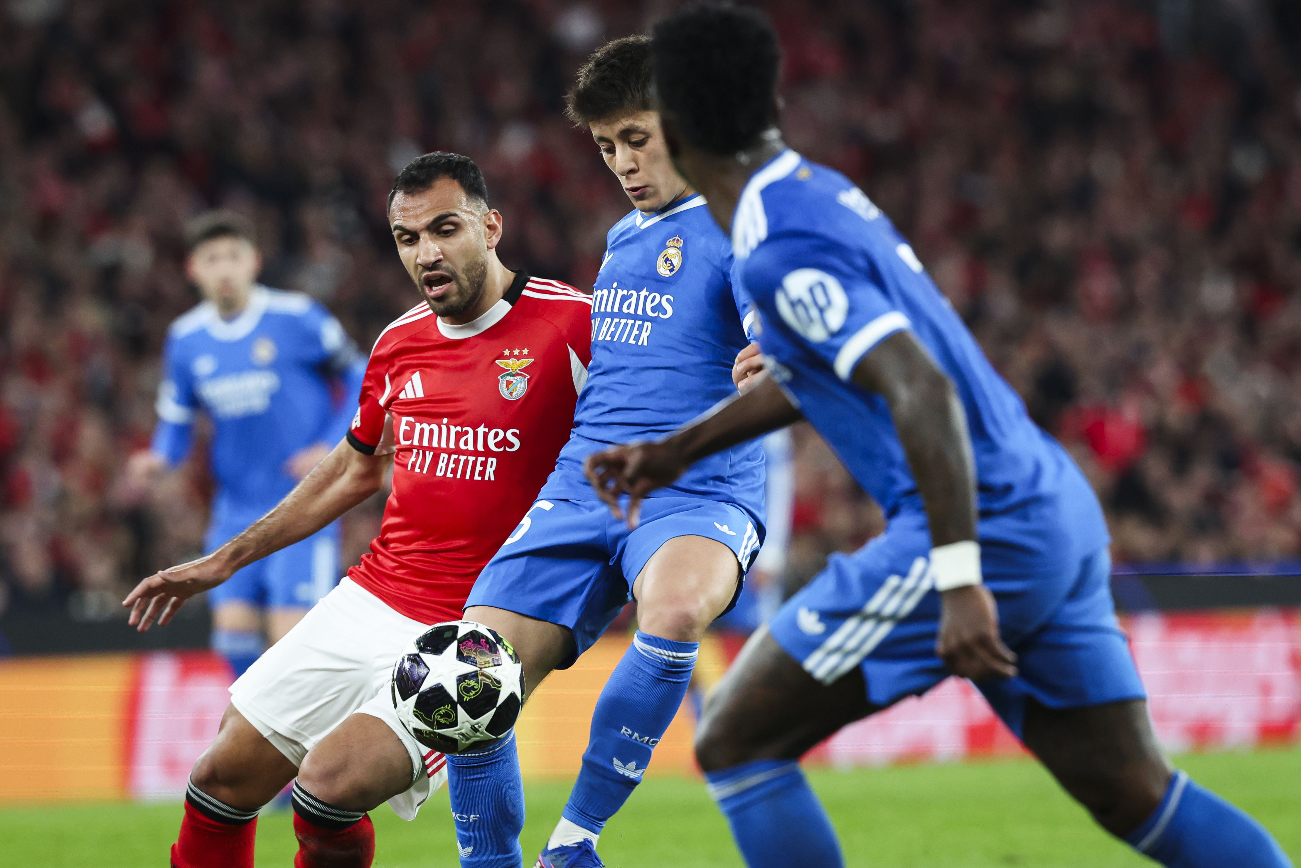 Pavlidis luta pela bola - Foto: José Sena Goulão/LUSA