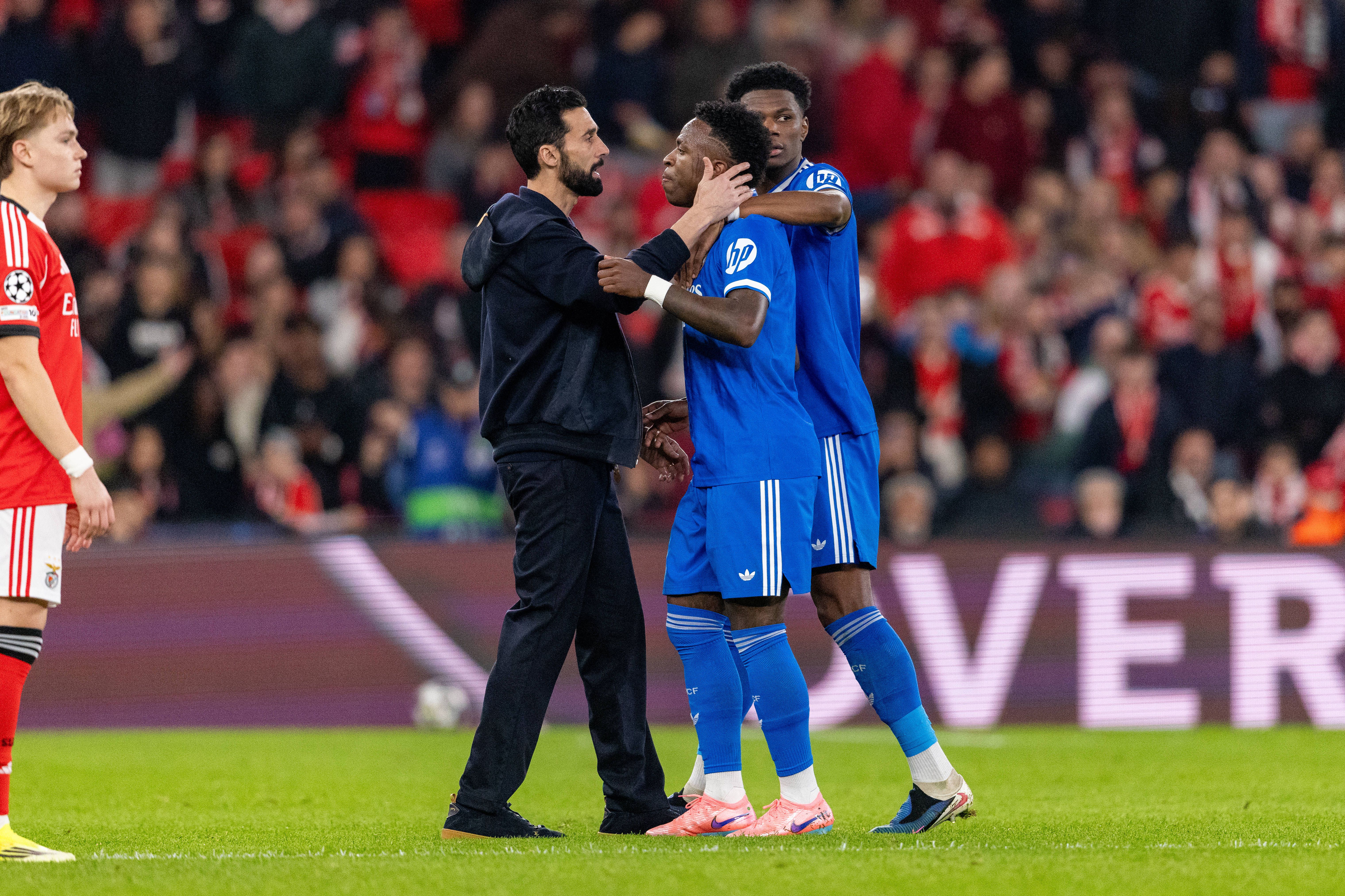 Arbeloa tenta tranquilizar Vini (IMAGO)