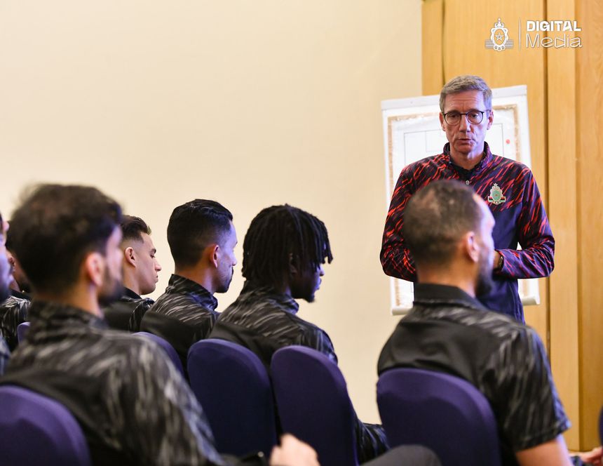 Alexandre Santos, tricampeão no Petro de Luanda, comanda agora o FAR Rabat, de Marrocos