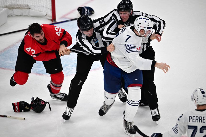 Pierre Crinon (à direita), jogador de hóquei no gelo da seleção francesa, envolveu-se em cenas de luta com Tom Wilson, do Canadá