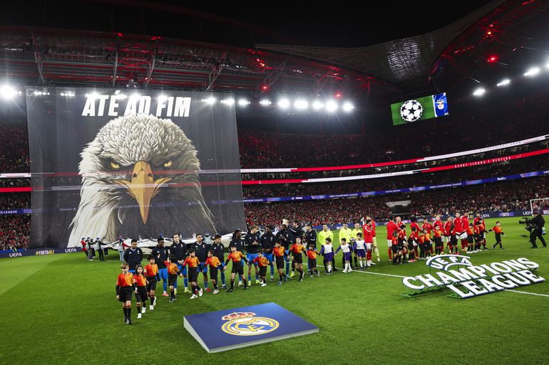 O momento da entrada das equipas no Estádio da Luz - Foto: José Sena Goulão/LUSA