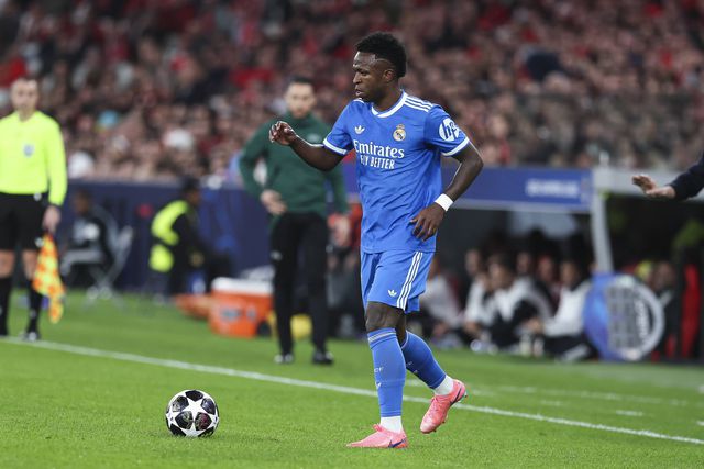 Vídeo: Vinícius Jr. marca golaço e incendeia o Estádio da Luz