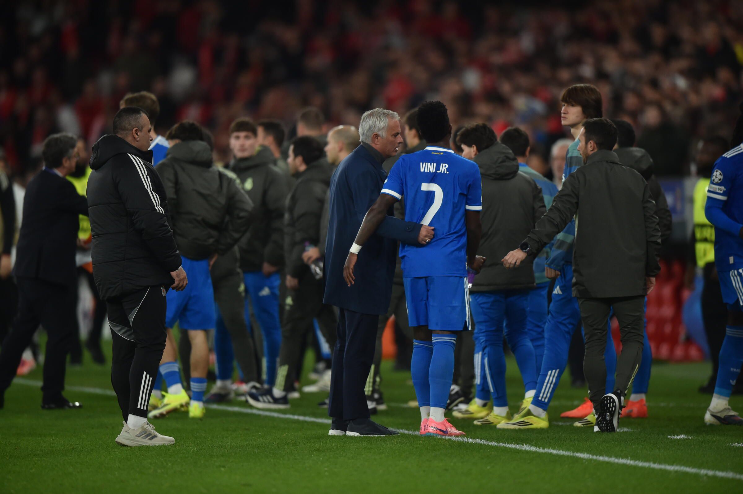 José Mourinho conversa com Vinícius Júnior (Foto: Miguel Nunes)