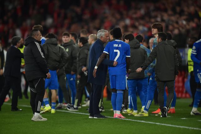 José Mourinho conversa com Vinícius Júnior (Foto: Miguel Nunes)