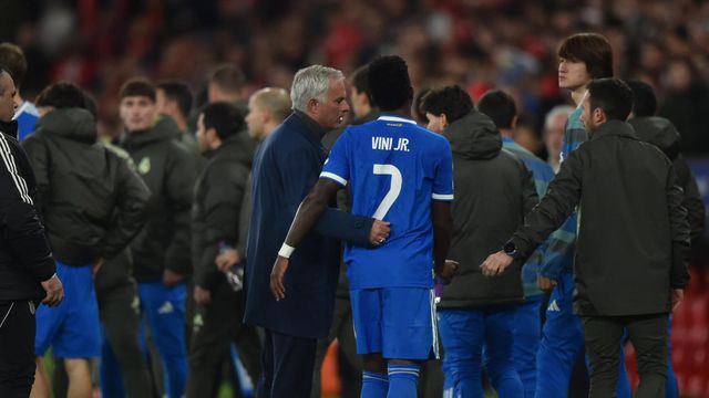 José Mourinho conversa com Vinícius Júnior (Foto: Miguel Nunes)