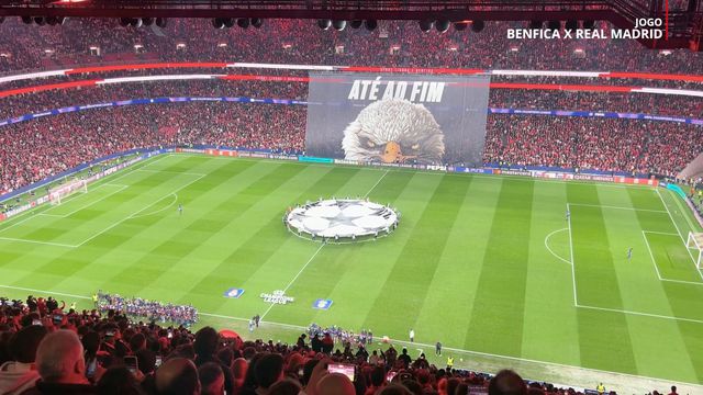 Entrada das equipas para o duelo