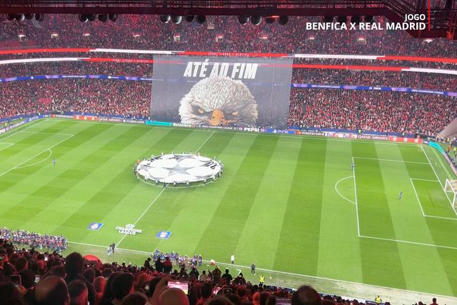 Entrada das equipas para o duelo