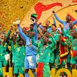 Sadio Mané a levantar o troféu de vencedor da CAN 2025 pelo Senegal em Marrocos