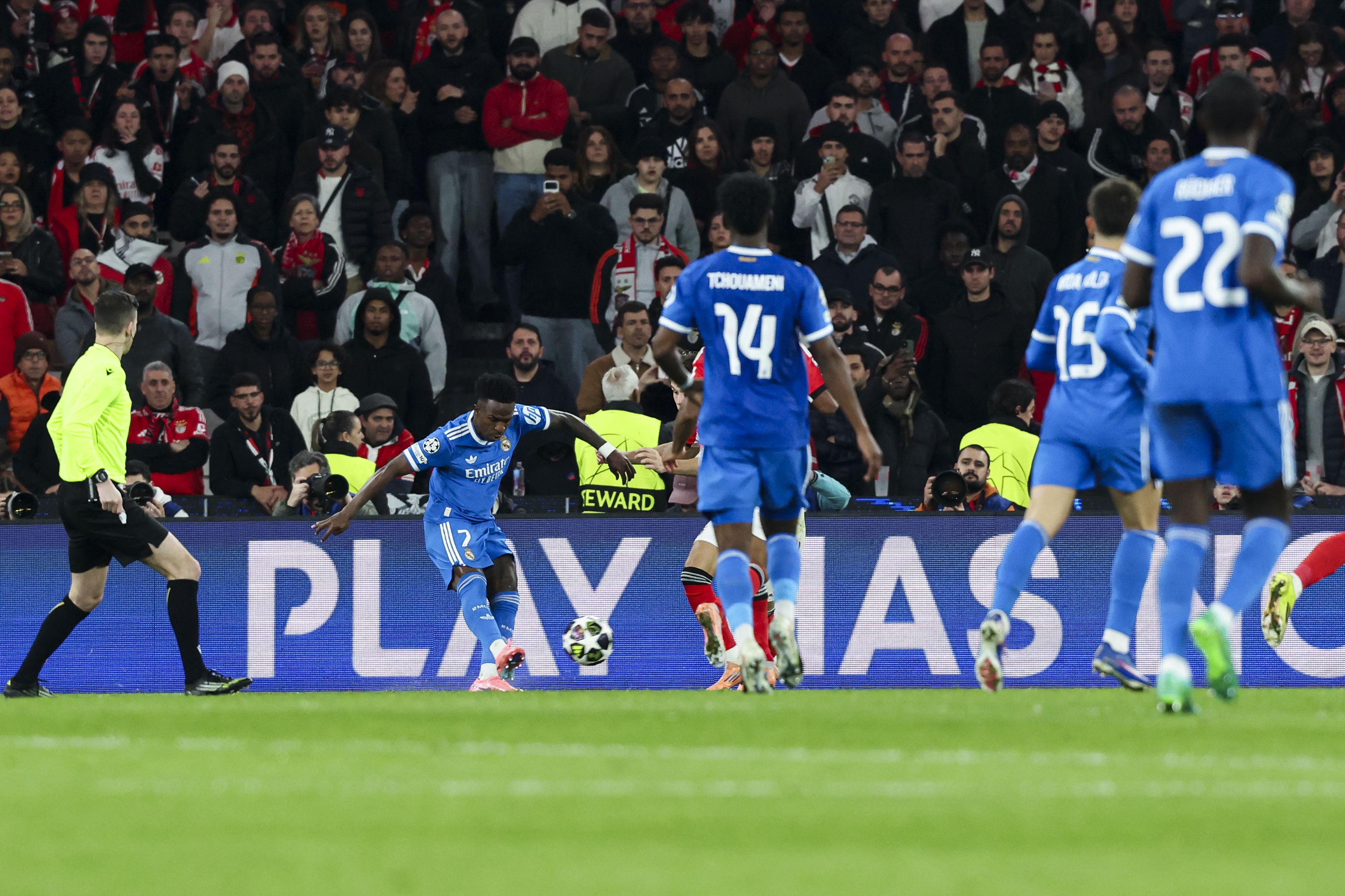 O momento do disparo sensacional de Vinícius Jr., que abriu o marcador - Foto: José Sena Goulão/LUSA
