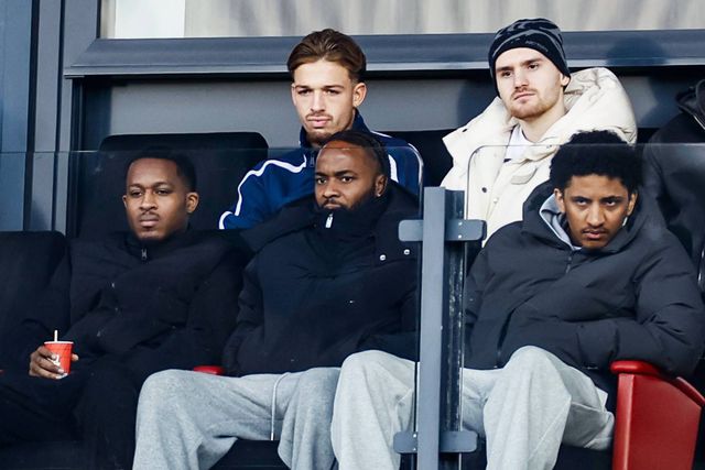 Sterling assiste a um jogo do Feyenoord