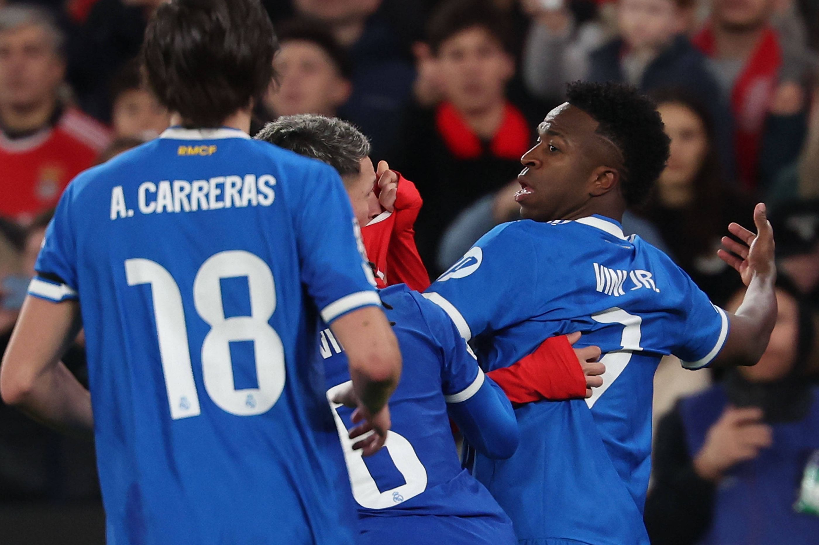 Prestianni a subir a camisola para dizer algo a Vinícius Júnior no Benfica-Real Madrid