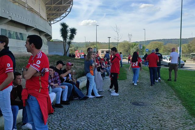 Vermelho vai predominando nas imediações do estádio