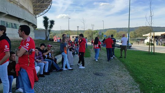 Vermelho vai predominando nas imediações do estádio