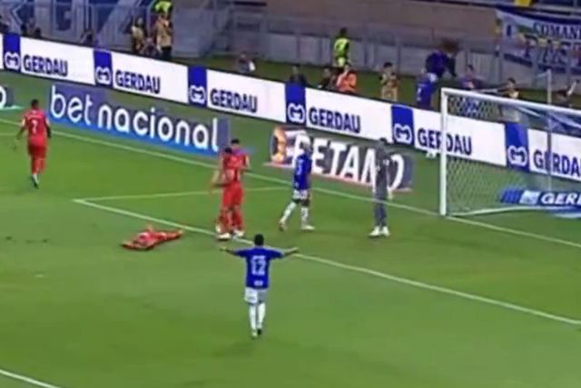 Ver para crer: um autogolo em cinco toques (vídeo)
