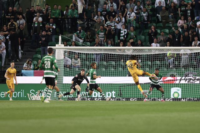 VÍDEO: Makouta voa e marca o primeiro em Alvalade
